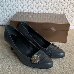 Gucci full leather heels in grey color.